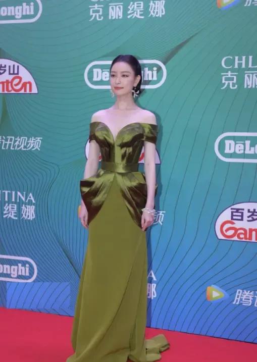 白玉兰|白玉兰红毯陶虹孔雀装惊艳，毛晓彤站童瑶身边似丫鬟，白百何胖得厉害认不出