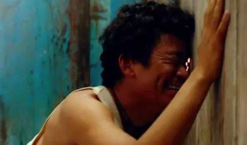 偷窥 自作孽！男子“偷窥女室友洗澡”从18楼坠亡：家属索赔被驳回！