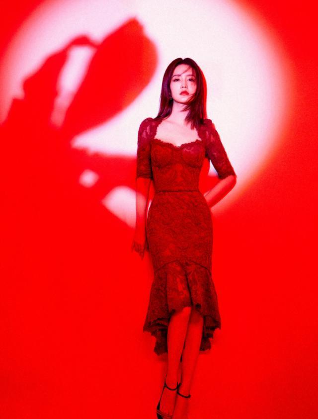 李沁|李沁新年造型曝光，大胆挑战红蕾丝鱼尾裙，尽显女性魅力