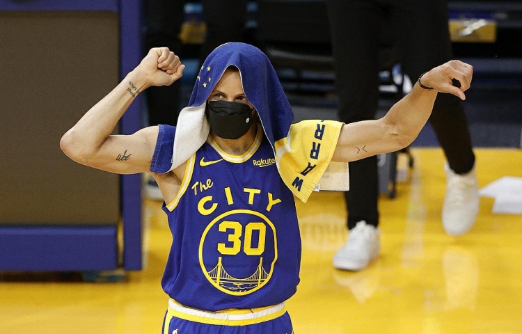 维金斯|委屈!勇士晒全家福,水花兄弟笑容满面,维金斯的位置引热议