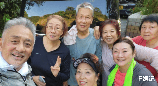 周润发|吴岱融分享港星爬山队日常 除周润发黄日华外 还有很多老戏骨现身