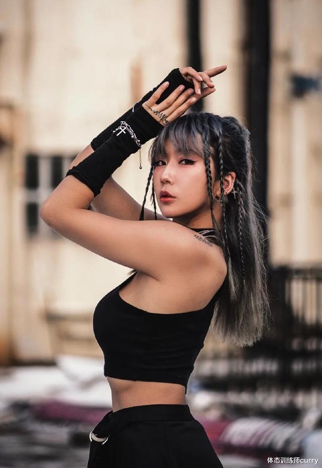 疾病|中国“第一美臀天后”姜黎明！63cm的腰+96cm的臀！是如何练成的