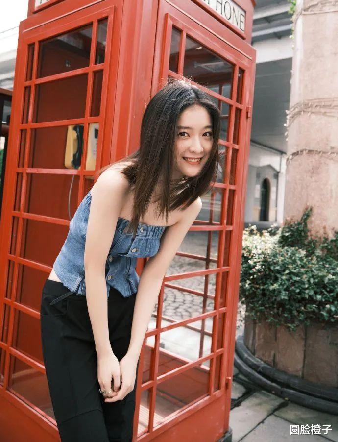 张雪迎|张雪迎街头写真太美了！牛仔抹胸上衣配拖地裤，颇有港星的风范
