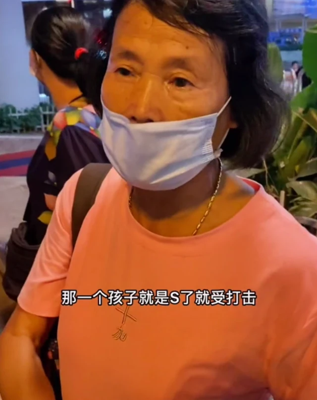深圳一风韵犹存流浪女流落街头,知情人称其儿子溺亡后,遭丈夫抛弃!