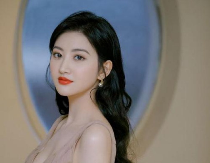 景甜|景甜片场衣着朴素，网友吐槽：我还以为是群演