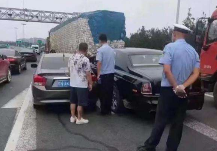 600万劳斯莱斯强行插队,后车毫不退让,“撞了我也赔得起”