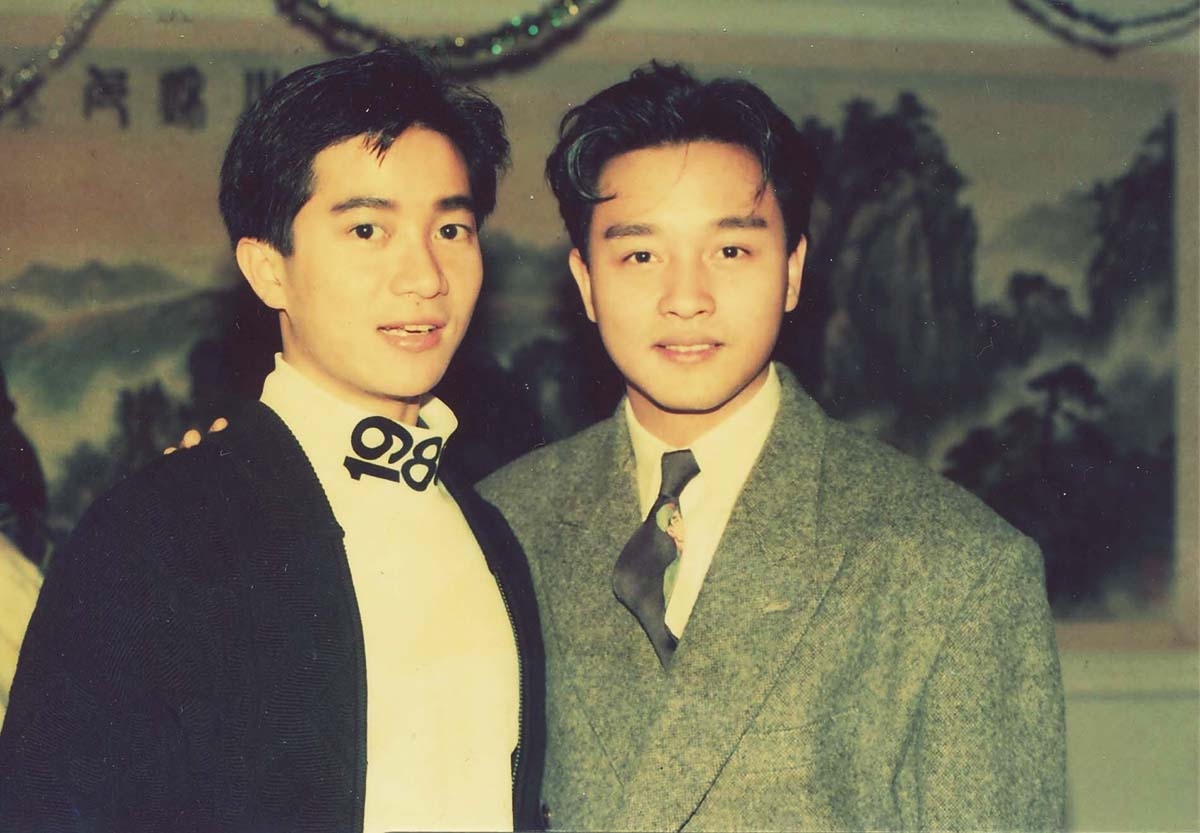 梅艳芳|1985年，个人演唱会上，梅艳芳牵手西装革履的男子，笑得很甜