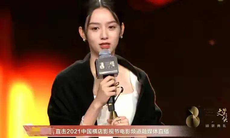 加菲猫说时尚 横店红毯刘浩存拿大奖太长脸!穿短裤暴露腿真粗,曾黎化浓妆显老