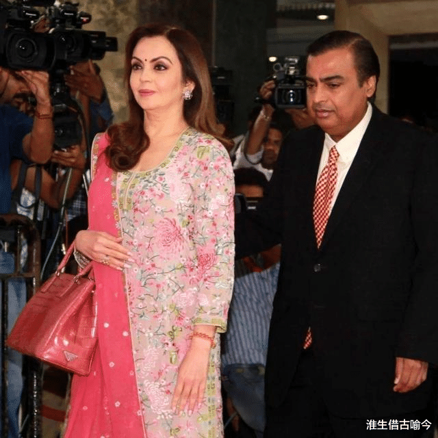 印度 印度首富之妻一脸旺夫相，帮丈夫争遗产，穿粉裙扮嫩鼻子挂祖母绿