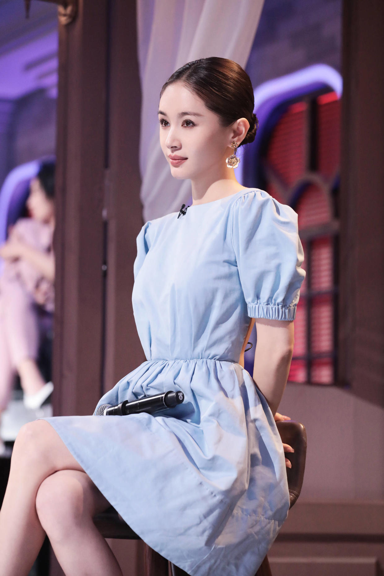 何有强|王子文真是小个子超模，衬衫配条纹背带裤俏皮可爱，显高又有气场