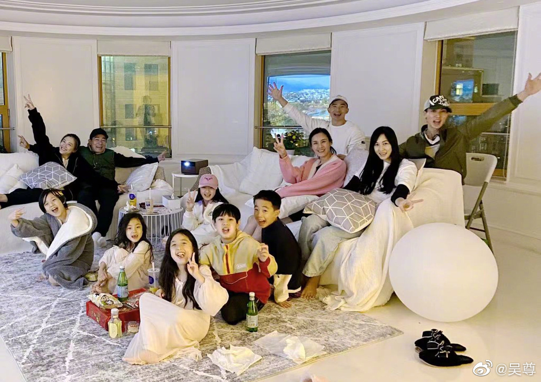 吴尊|吴尊一家四口现身机场,11岁neinei身高超爸爸肩膀,和妈妈很像