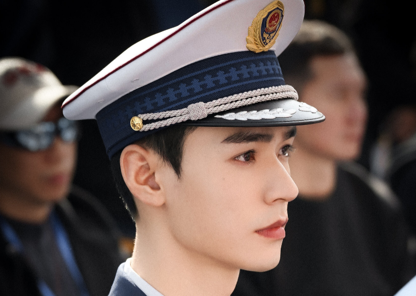 迪丽热巴|都关注和热巴掰手腕的女保镖，谁注意角落的男保镖？这才是初恋男神