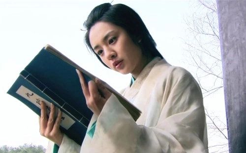 王晓晨|她被誉为“吻戏一姐”，曾一度将胡歌吻吐，更是把张嘉益嘴唇亲肿