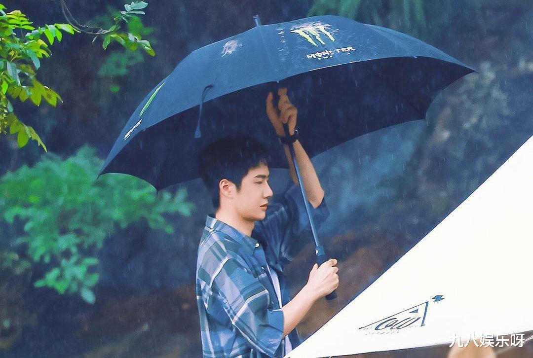 |王一博在线“鲨人”，处处引体向上，粉丝一句话道破小心思