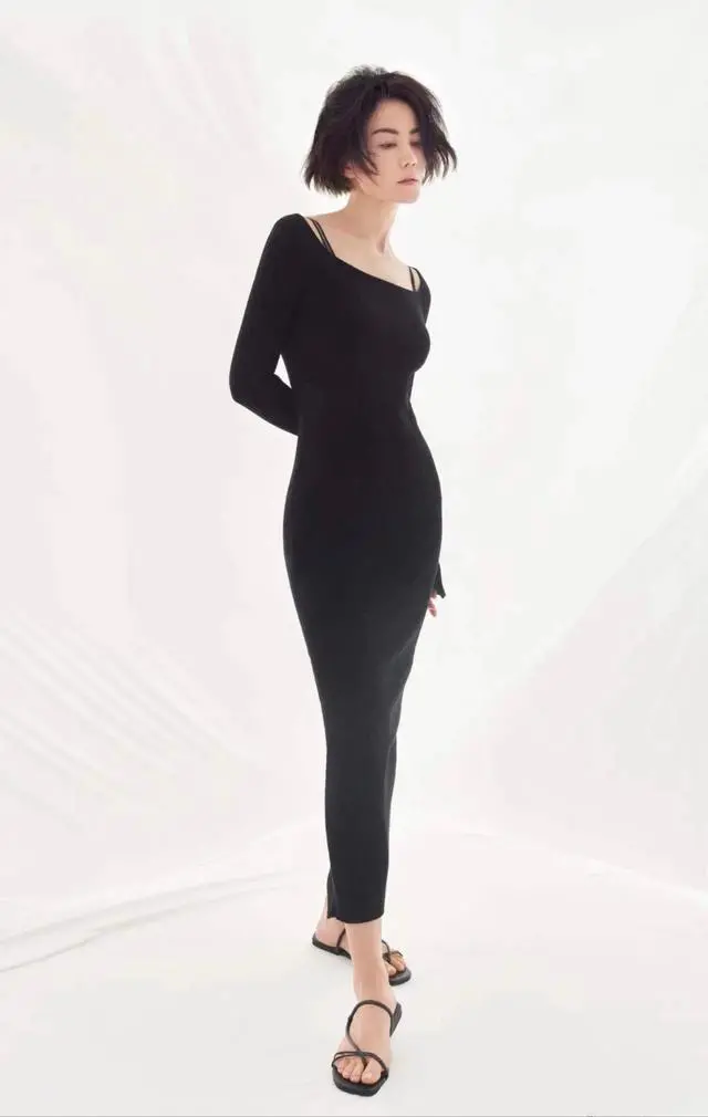 王菲|51岁王菲久违露面！一身黑衣配利落短发尽显中性美，比谢霆锋还帅