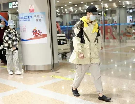 小沈阳|小沈阳一家三口走机场！一身潮搭显臃肿，15岁女儿身高令人担忧