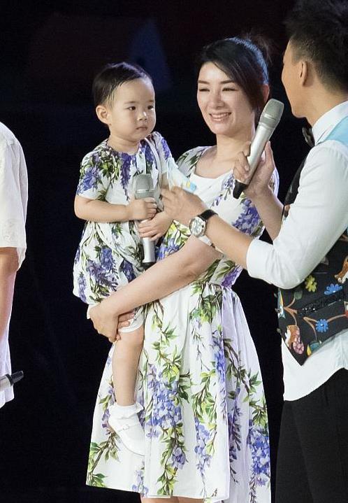 黄奕|黄奕跟女儿小芊玲同台，穿母女装宛如小公主，遗传了妈妈的高颜值