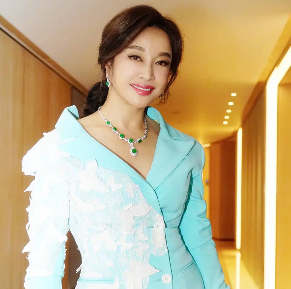 博骞原石 看多了钻石的璀璨，不妨一起来欣赏一下刘晓庆的温润翡翠吧！