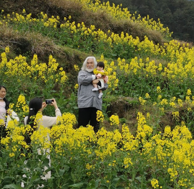 张纪中|70岁张纪中开敞篷法拉利兜风，疑似和妻子闹矛盾，妻子一路黑脸