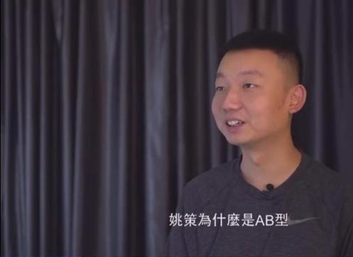 李昕言温度空间|郭威认亲，赣州商会横幅庆祝，姚策认亲，家族亲戚院里相聚，差距