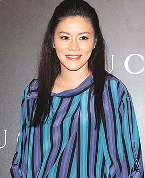 全球时尚号 68岁钟镇涛太幸福,一家五口为妻子庆生,小女儿穿波点裙可爱