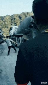 时尚炫点 “我哥给了我瓶这个，很贵吗？喝完以后怎么全身刺挠？”