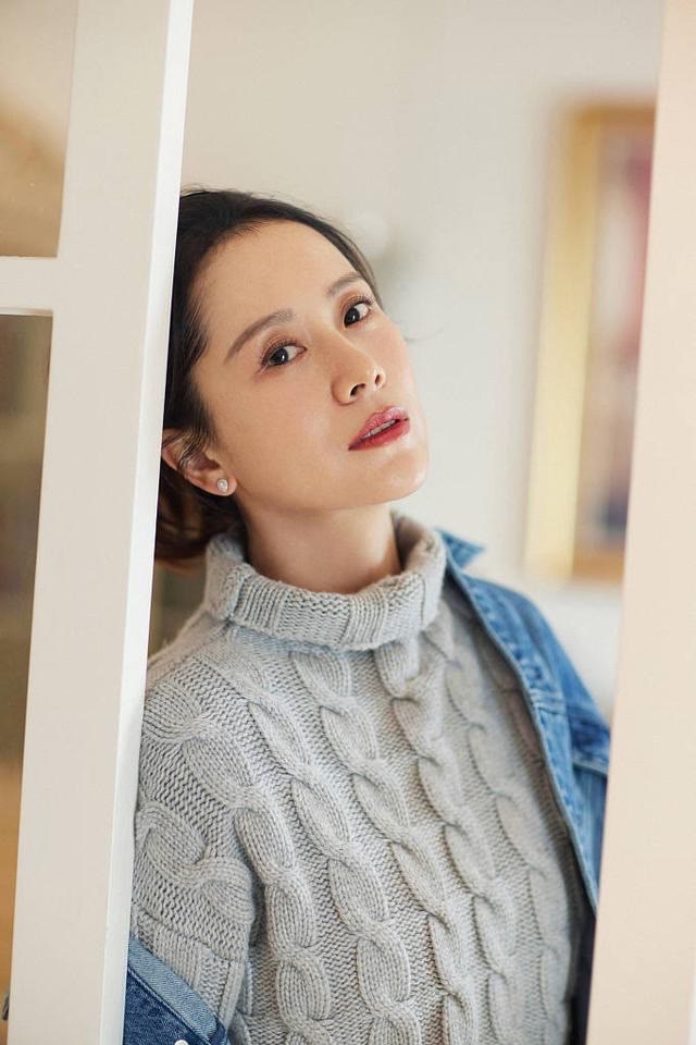 毛衣 海清穿上秋天第一件毛衣，搭配牛仔衫扎高马尾，看着不像中年阿姨