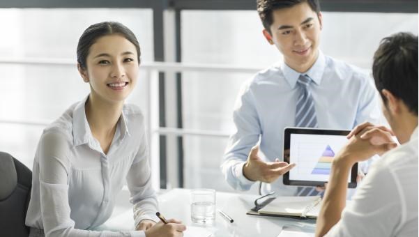 梓琪育儿说|刚毕业就年薪200万，天才少年直言：“我有一位好妈妈”