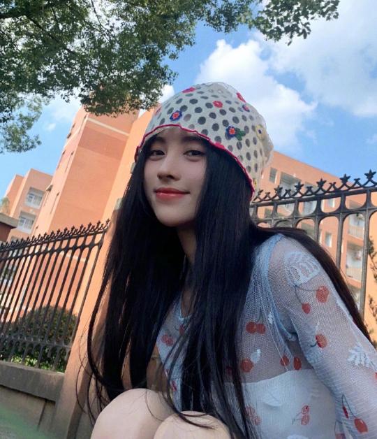 亮剑|鞠婧祎戴“洞洞帽”，一身搭配引众议，粉丝：第一次不想买同款