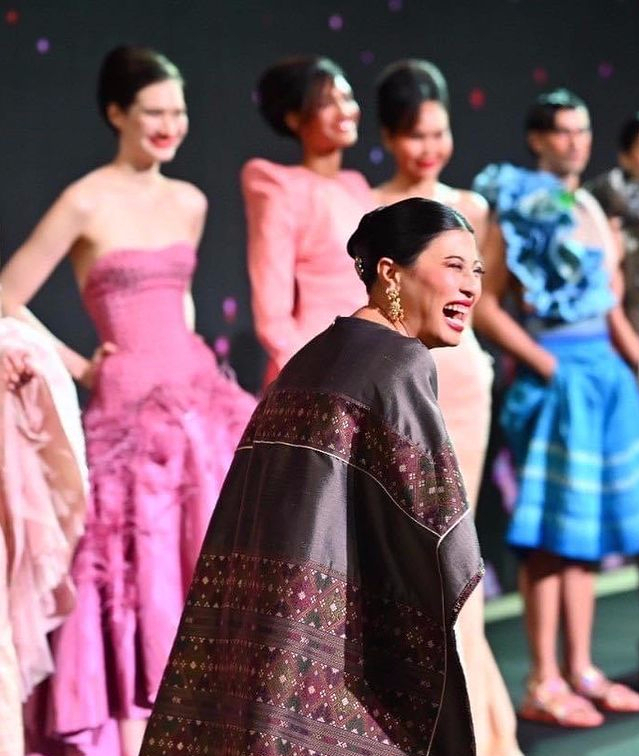 全球时尚风行 泰王小公主闪耀晚会太美！穿斗篷泰服霸气如女王，赢了王后和贵妃