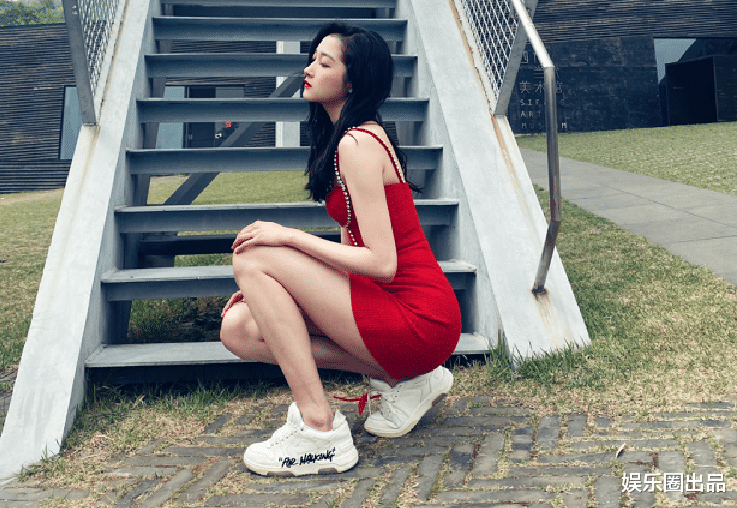 关晓彤|关晓彤挑战Z字蹲，穿包臀裙出镜，动作奔放却没挤出一丝赘肉