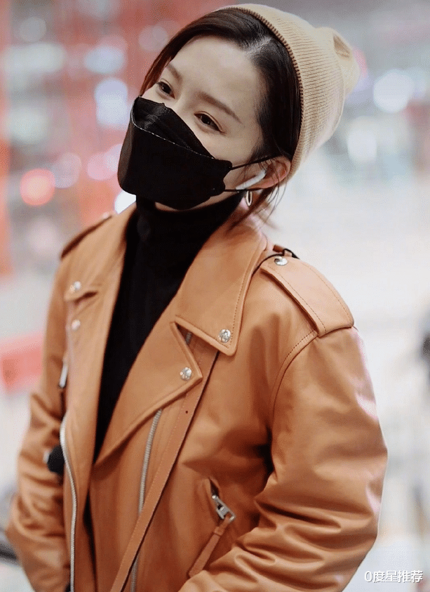 李沁|李沁终于对“无痕裤”下手了，搭配皮衣又酷又飒，气场无敌撩
