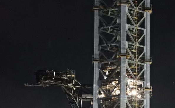 SpaceX SpaceX正在星际飞船的发射塔上全天候工作，为其轨道首飞做准备