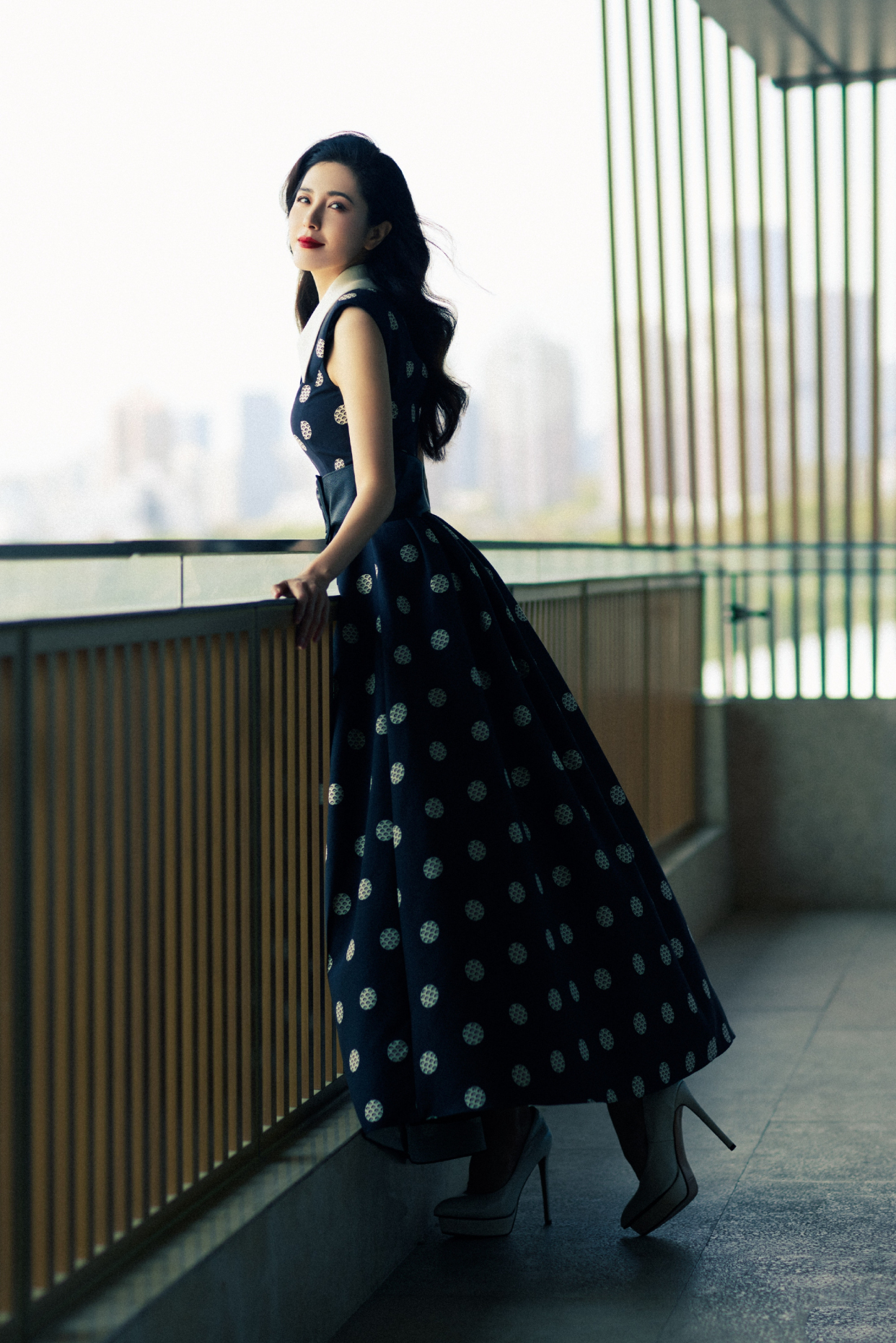 皮衣|曾黎真女明星出街！皮衣长裙美艳慵懒，红唇卷发又A又飒