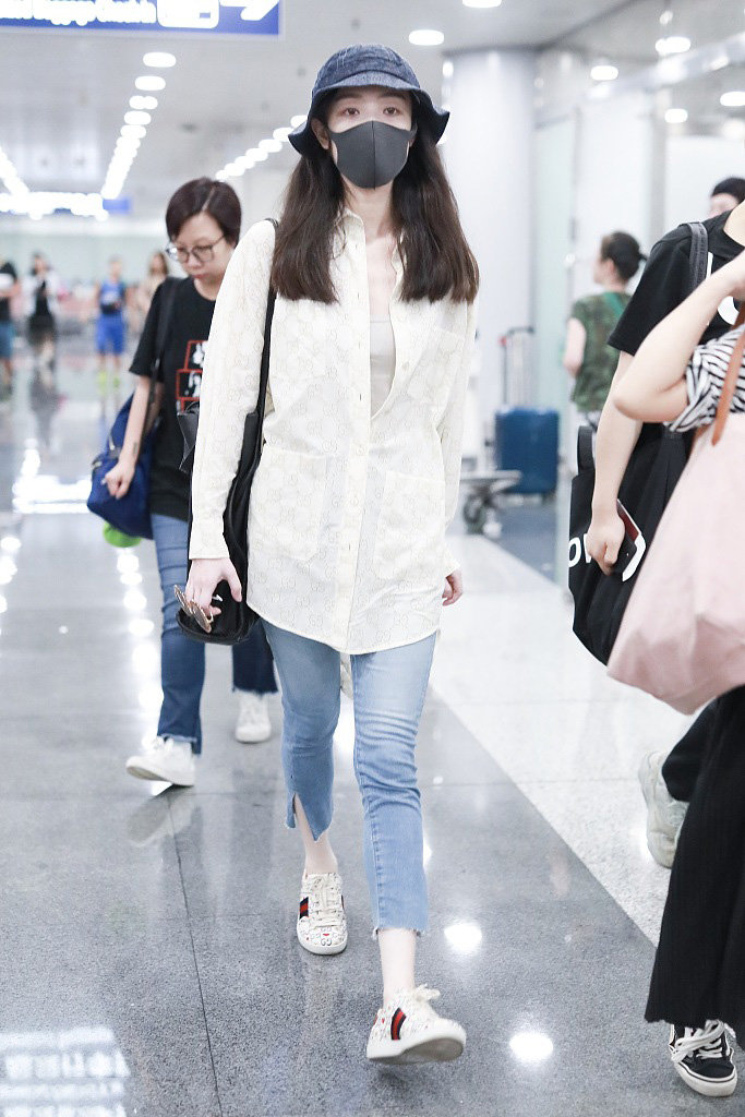 混搭时尚Anna|倪妮走机场好奢侈，13780衬衫配牛仔裤显时髦，踩7700鞋气场好强