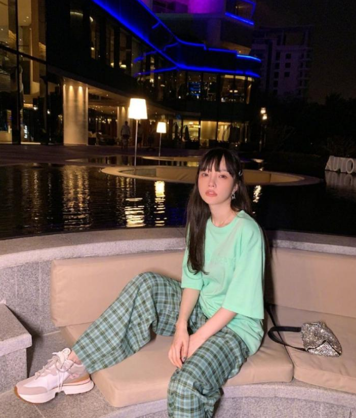 李小璐|李小璐晒男友视觉度假美照“漏破绽”，身后的双人大床房太吸睛