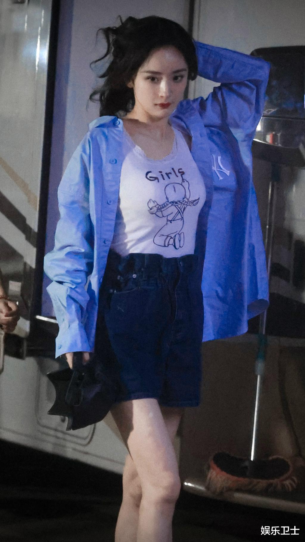 杨幂|夏天就要做辣妹！杨幂下班路透氛围感太强了，穿紧身白T大秀身材超吸睛