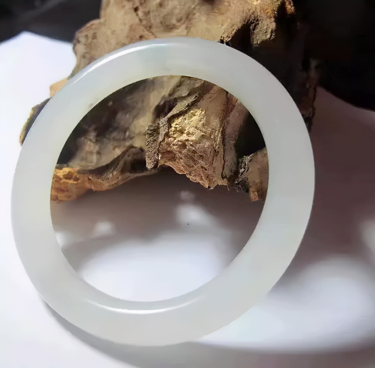 翡翠|这种玉石与翡翠相似，价格却相差几百倍