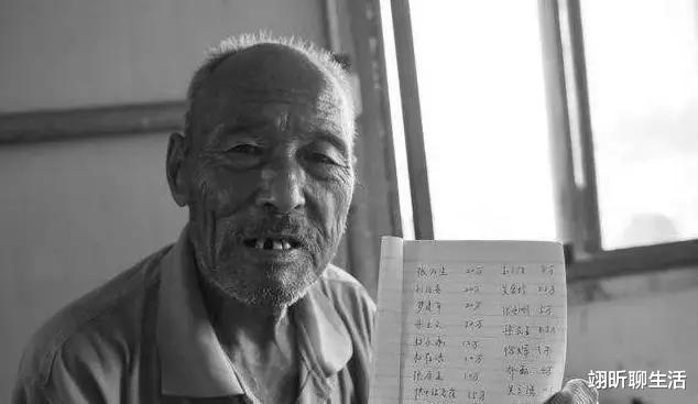 83岁老人散尽家产,偿还儿子300多万债务后离世:是不是傻?