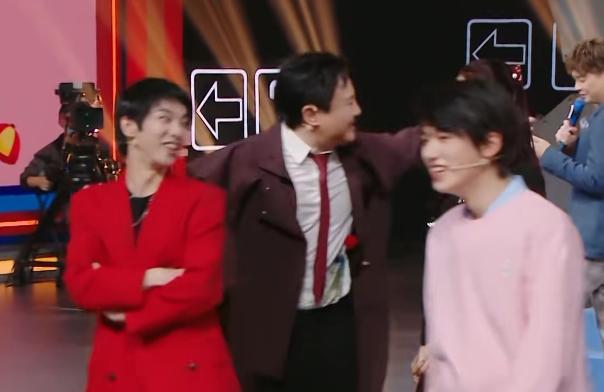 关晓彤|难怪吴京不让女生进娱乐圈，沈腾搂关晓彤时，女方表情我瞬间懂了