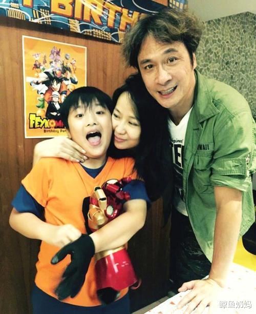 芒果台|他曾为了儿子\手撕\芒果台，如今儿子13岁长成这样伤疤却还在