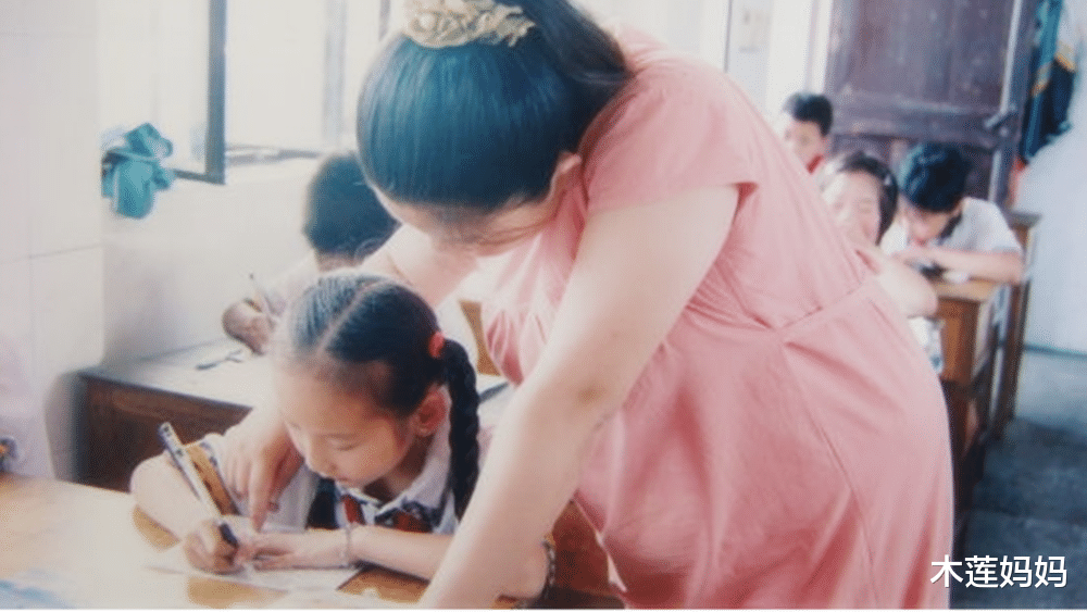 木莲妈妈|男孩吃饭偶遇班主任，瞬间弯腰低头躲避，网友：像极了当年的自己