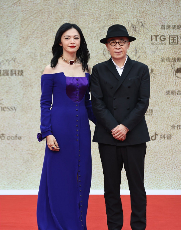 王丽坤|金鸡奖红毯亮点多：关晓彤王丽坤礼服撞色，李宇春罕见穿开叉裙