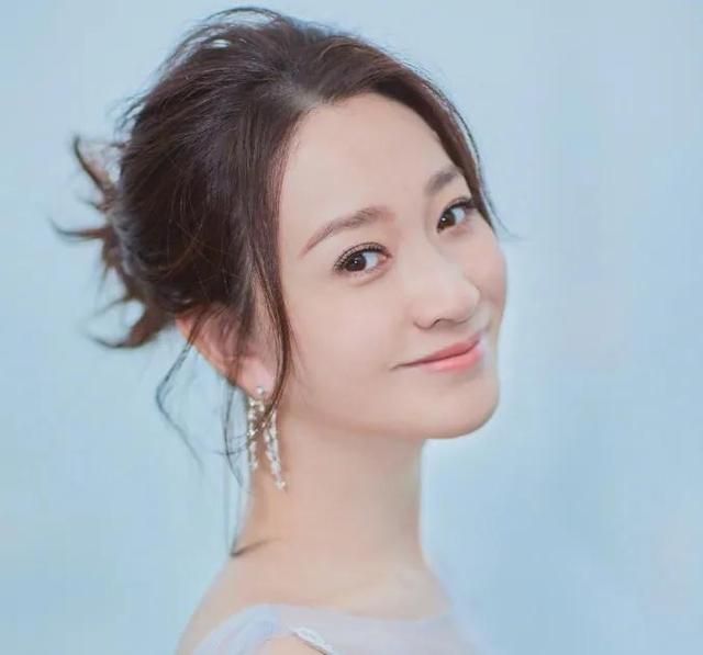 李小冉|演员李小冉，40岁苦尽甘来，5个亿随便花，被丈夫宠成宝