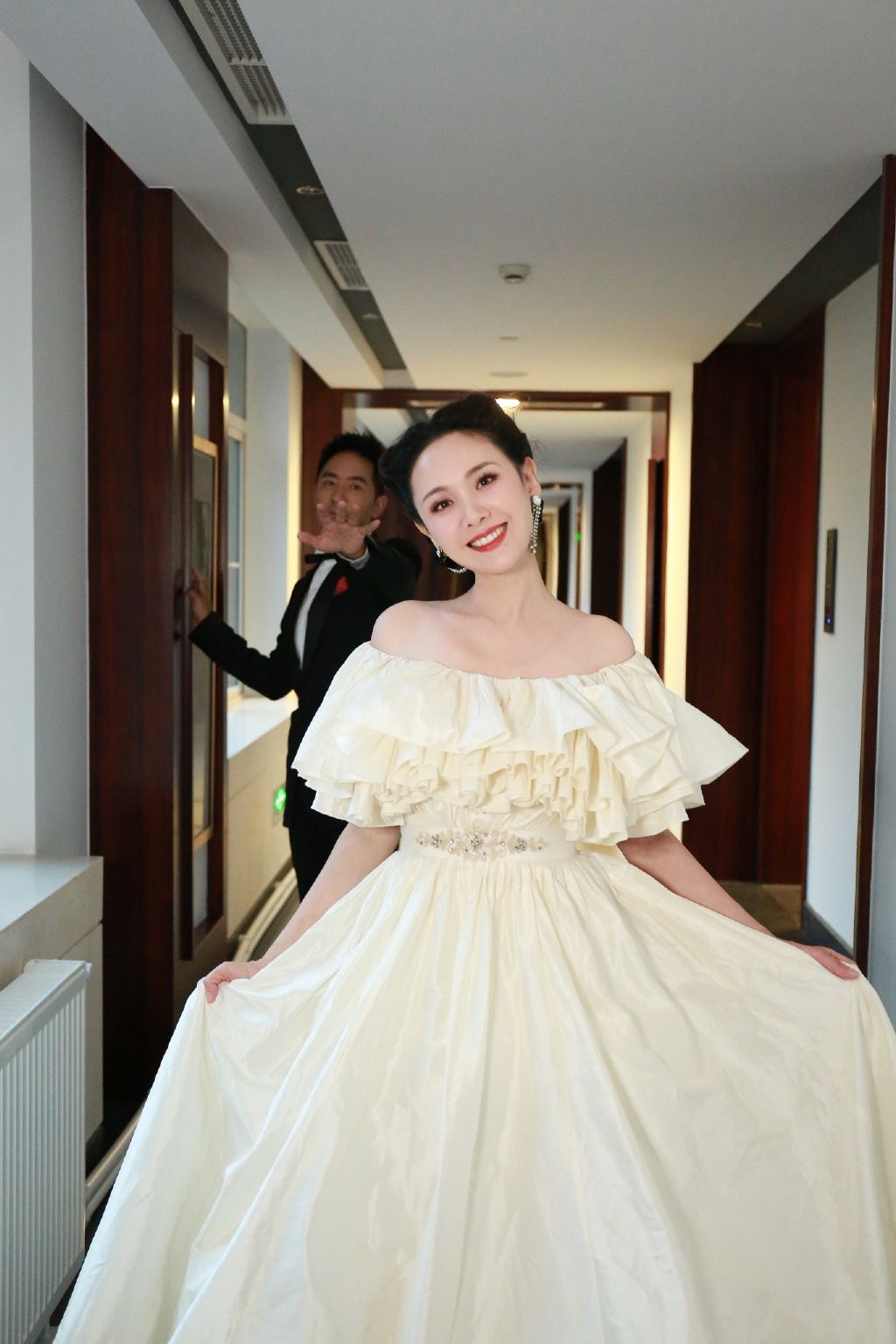 八只爪的猫 如何往“嫩”里穿就服程莉莎，穿公主裙出活动，不像是43岁的人