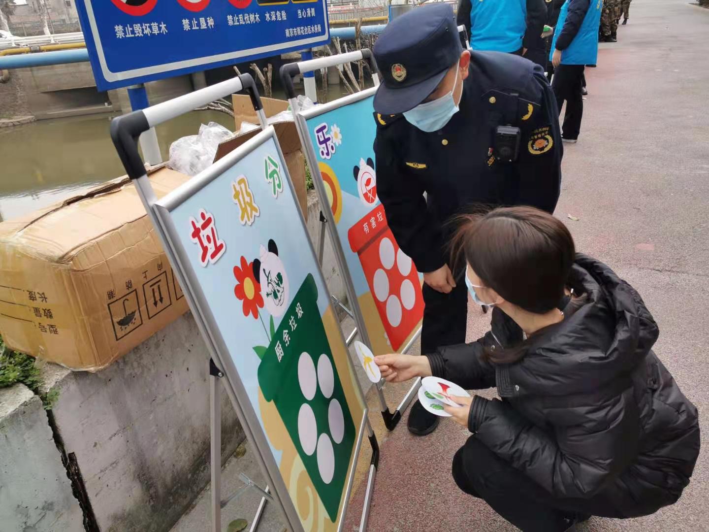 行走江苏 学雷锋见行动 雨花城管开展“公益三小时”志愿服务