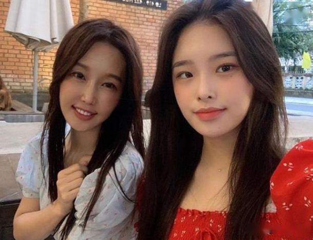 52岁“韩国老阿姨”，和18岁女儿比嫩：你能看出哪个是母亲吗