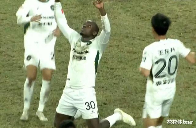 冲超|2-1，点球制胜，锋霸轰赛季22球，冲超最新形势：2队保留一丝希望