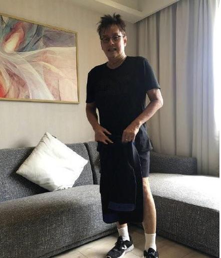 谭咏麟|引以为傲的高音如今唱不上去了，谭咏麟紧张到一脸汗水又自责