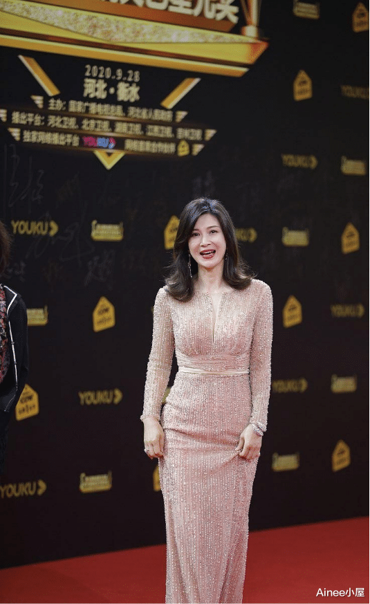 Ainee小屋 童蕾挺有女人味的，白裙上面镶亮钻好吸睛，清纯感与成熟感并存